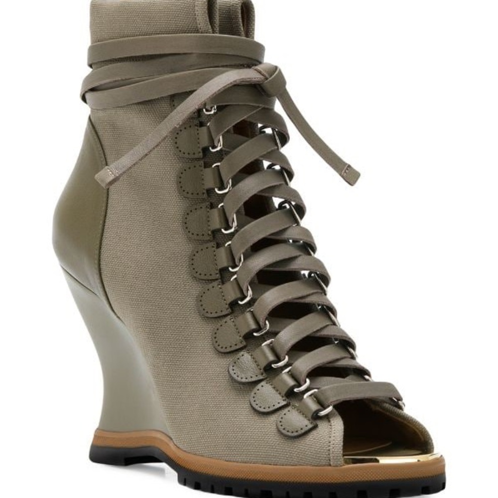 CHLOÉ NEVER WORN 
River wedge Green Fits like US 8